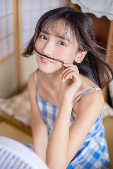 小受夹腿憋尿时被攻按小腹